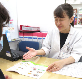 説明をする女性栄養士