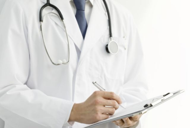 問診票に記入を行う医師