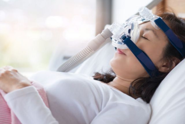 鼻マスクをつける女性