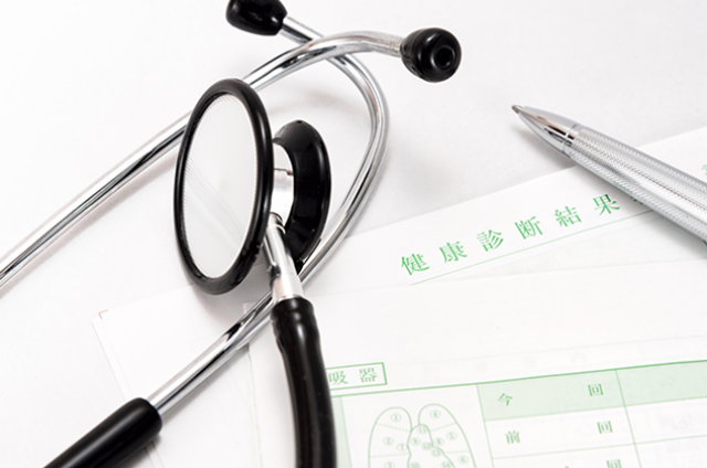 聴診器と健康診断の記入用紙